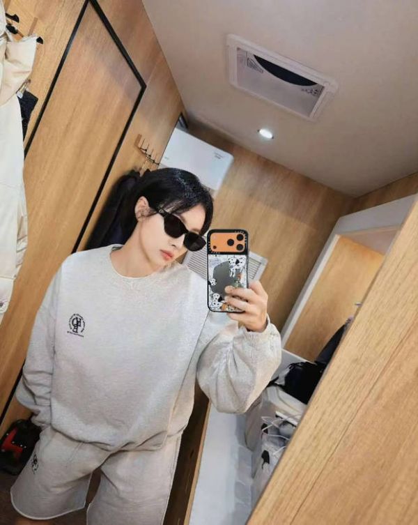 宋茜穿浅灰卫衣套装，松弛自在。