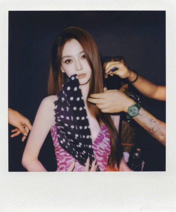 搜狐娱乐讯 近日，杨颖晒出一组后台花絮照，紫粉撞色礼服搭配精致顺发，明艳清冷超吸睛。