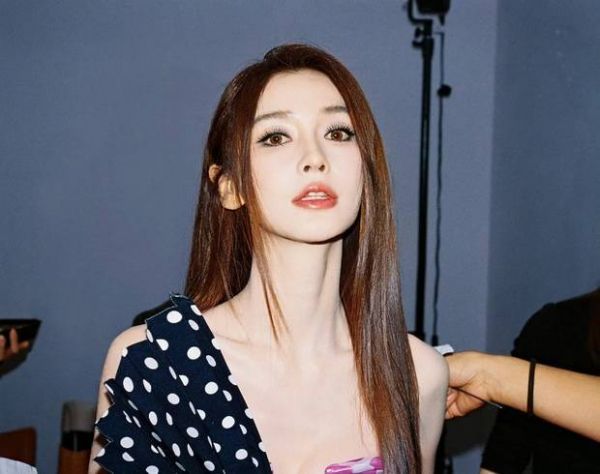 杨颖抬眸望向前方，妆容精致。