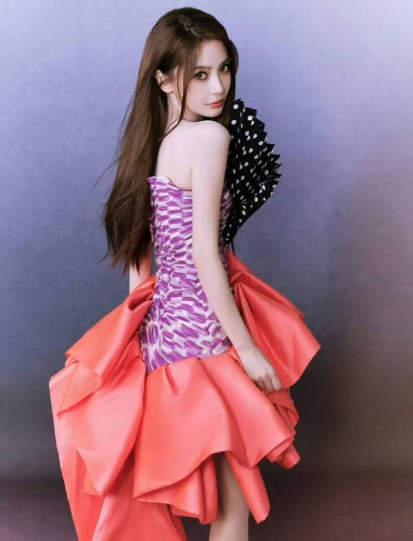 杨颖侧身回眸，明艳动人。