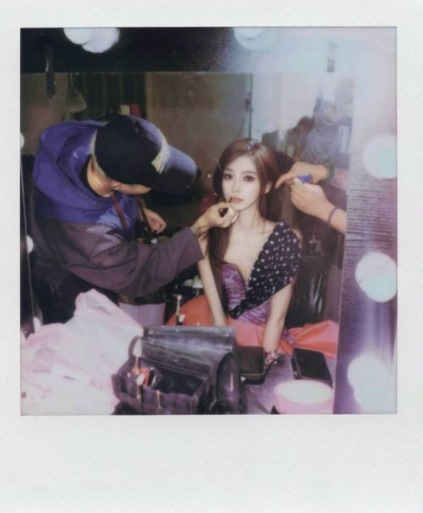 杨颖后台补妆，暖光氤氲。