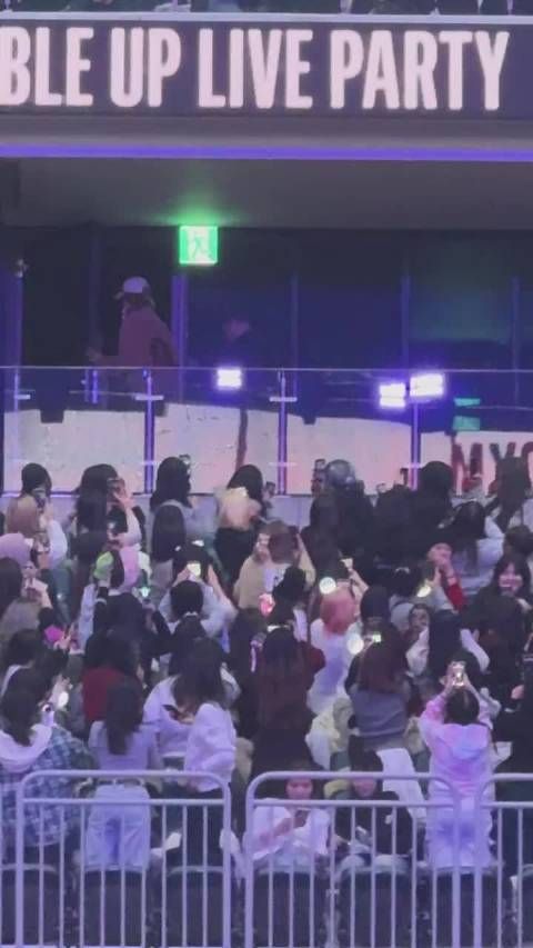 笑鼠我了老八在这个区所有人都转过来拍老八,老八走了手机全放下来了