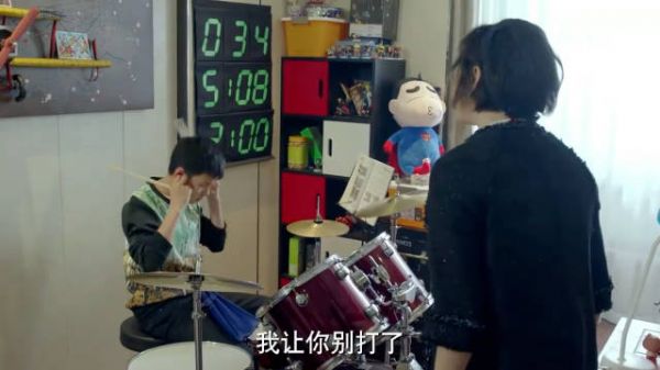 小别离:妈妈留的遗物,后妈直接泼热鸡汤,小宇拿平底锅揍后妈!