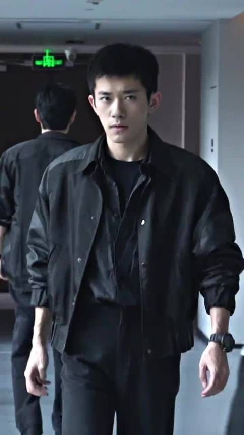 易烊千玺走姿回眸眼神杀引期待