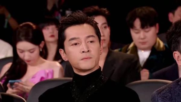 太敢穿了！张雨绮一身透视装就敢上台领奖，胡歌都低头不敢看了！