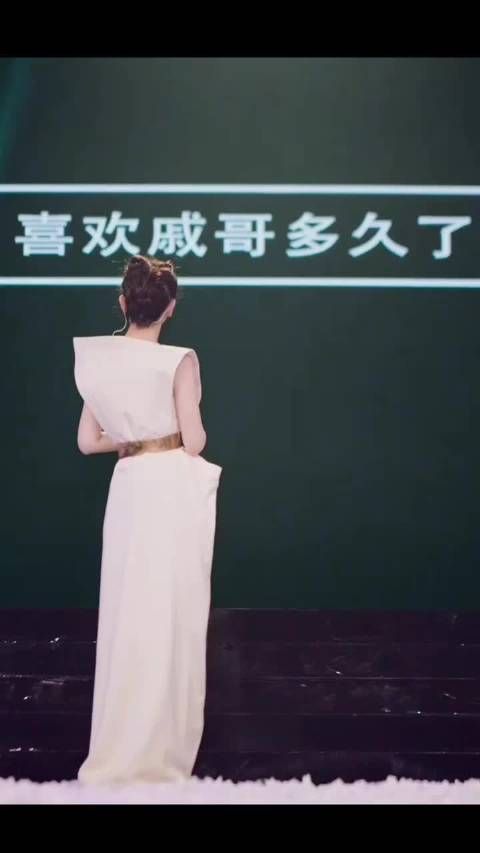 戚薇变装撞脸谁都不重要,只知道戚薇斩男又斩女,李承铉防男又防女