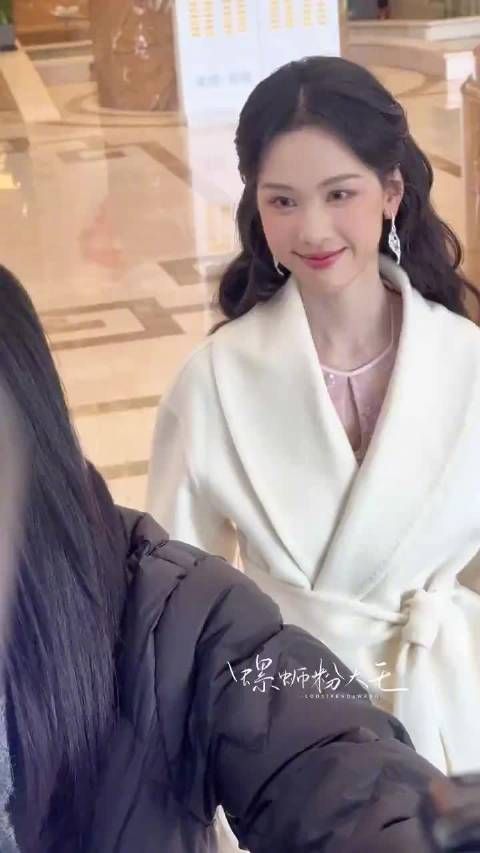 陈都灵百花迎春晚会上班路透，真的好美