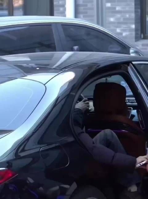 龚俊亮相网络视听盛典下车路透颜值惊艳