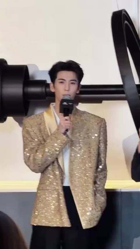 苏州线下活动的张凌赫，金西装上身，凌帝的建模脸依旧完美出众