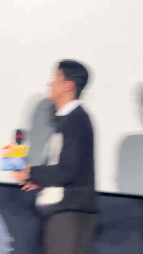 郑希怡模仿辛芷蕾问有无影后感觉,两人持奖杯合影