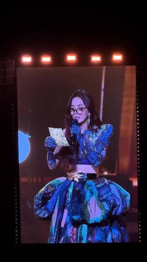 Ella戴老花镜读信网友破防：“我的青春一去不复返”