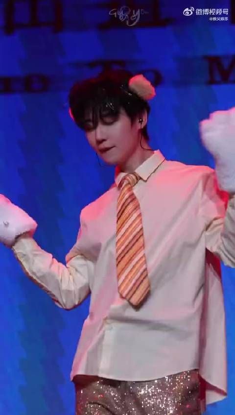 邵明明见面会连换九套造型，十年之约引粉丝期待