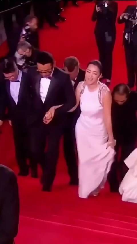 张艺谋巩俐多年同台,眼神互动引关注