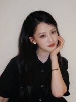 李沁穿黑衬衫优雅灵动 垂眸浅笑温柔又治愈