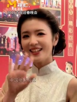 李云霄 一身新中式旗袍亮相百花迎春晚会