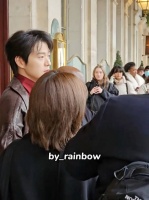 魏大勋巴黎时装周上班路透，ysl man帅的我发疯啊