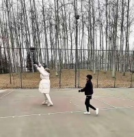 汪小菲接俩娃回北京过春节！玥儿长到170和奶奶逛公园，还打雪仗