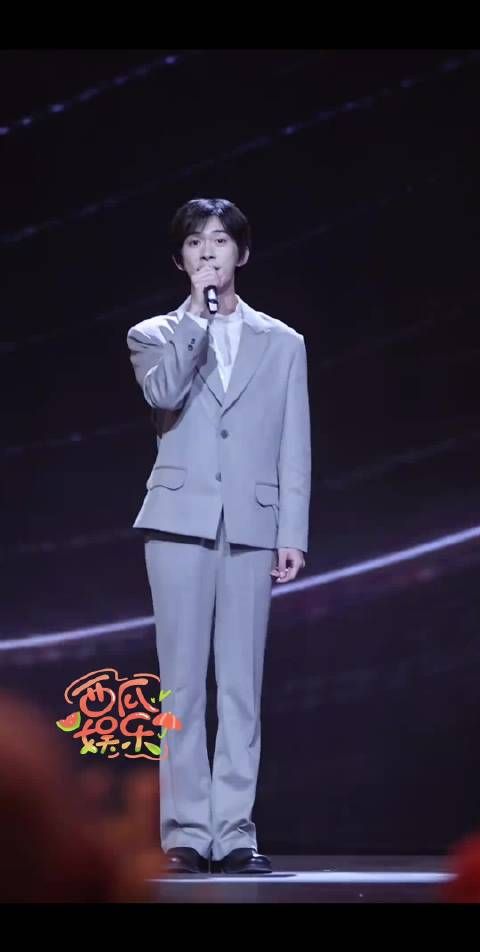 易烊千玺这套灰色西装直接帅到我心巴上!清冷气质拉满,少年感满满