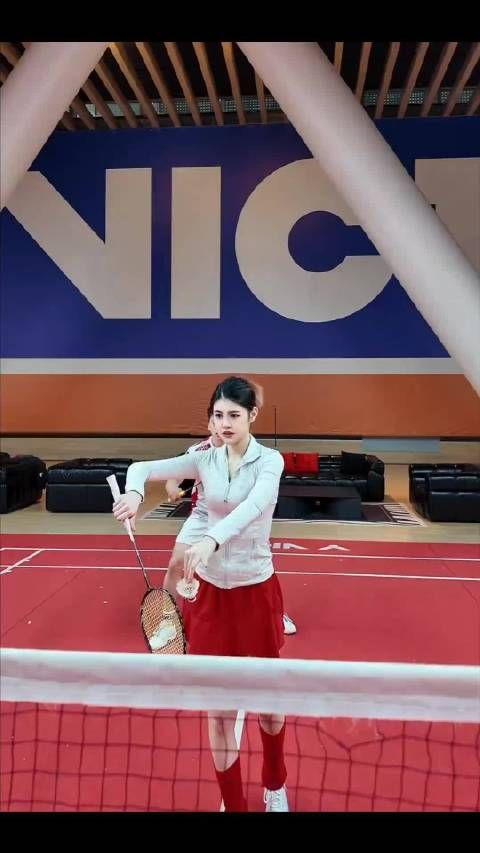 前面打球的女孩是真的这么高大,还是P的呢?