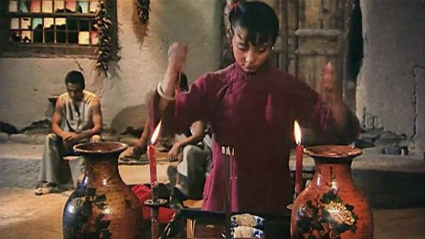 两碗米饭其中有一枚铜钱，两个男人谁吃到漂亮女人便会嫁给谁！