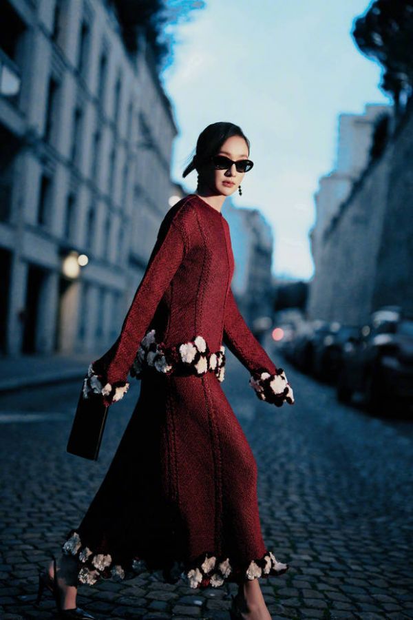 搜狐娱乐讯 近日，一组周迅美图释出。图中，她阔步走在巴黎街头，酒红长裙在蓝调天色下格外醒目，墨镜加持尽显酷飒气场。