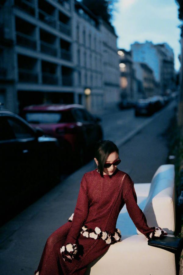 周迅垂眸浅笑，松弛雅致。