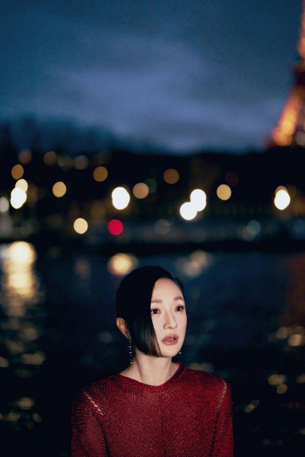 周迅眼神澄澈，气质温柔。