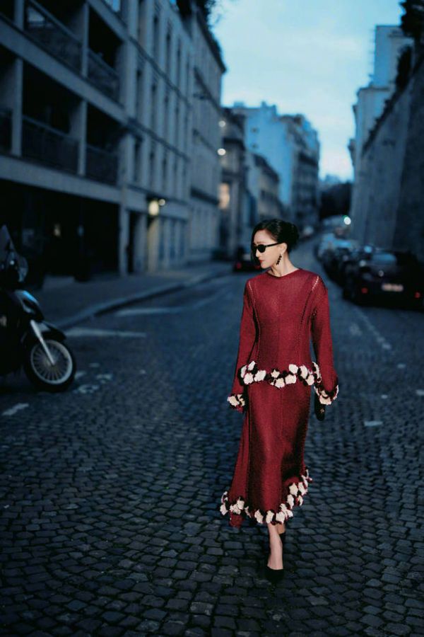 周迅漫步巴黎街头，酒红长裙配墨镜飒爽又复古。