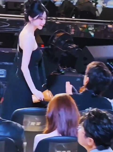 景甜黑裙露肩亮相盛典,优雅仪态成全场焦点