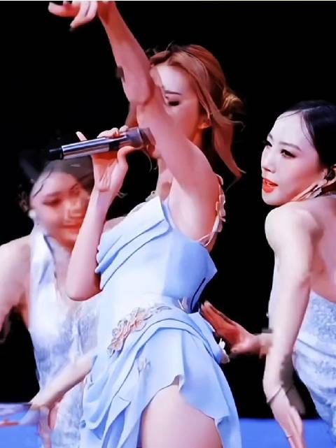 薛凯琪冰蓝流光裙舞动舞台,尽显灵动魅力