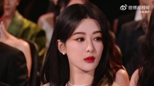 谁敢信金晨只比杨紫大2岁，两人同框杨紫像少女