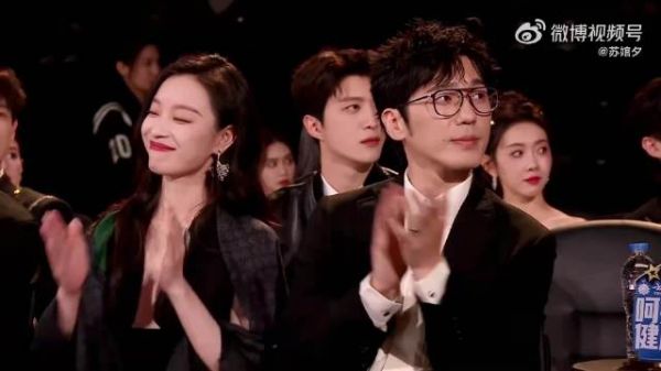 一听到自己名字,倪妮直接脱下披肩露出事业线