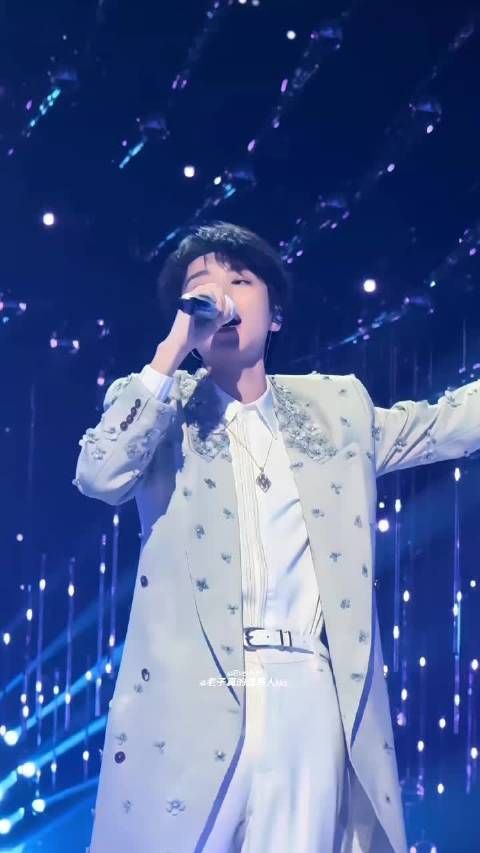 王俊凯怎么可以帅成这个样子,他真的有在舞台上闪闪发光