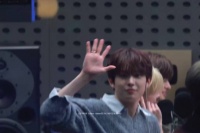 乡愁是一块小小的玻璃，我在这头，父母在那头