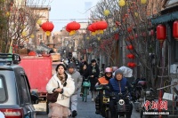 北京街头节日气氛渐浓 游客打卡杨梅竹斜街