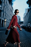 周迅穿酒红色长裙漫步巴黎街头，优雅贵气