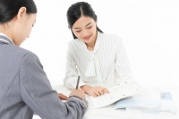 已婚女人如下默许，就是动情了，不要靠太近，要保持距离