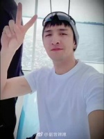 金瀚海边比耶变夜场西装男，演绎可甜可盐危险魅力