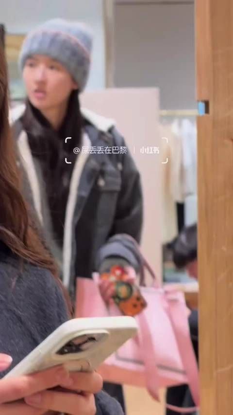 王玉雯素颜与母亲同逛迪奥，淡颜少年气引注目