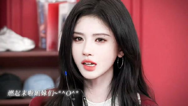 好喜欢鞠婧祎这样大大方方的样子，有一种很特别的萌感