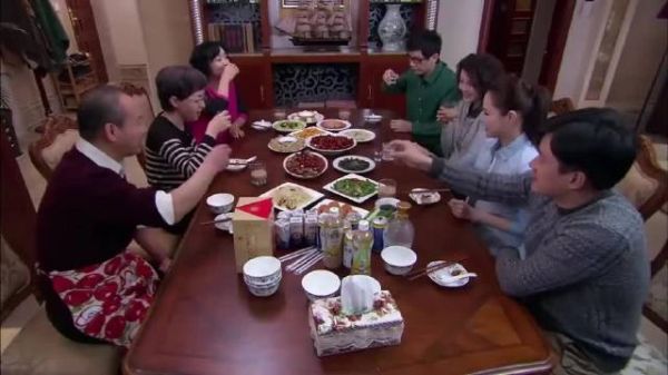 房子主人回家,没想看到里面有一家子在吃饭,当场爆发了!