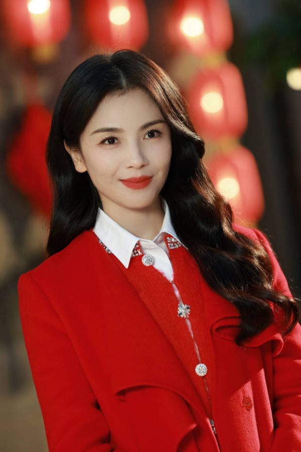 刘涛绽放温柔笑容,红唇吸睛。
