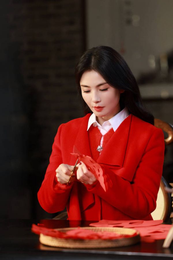 刘涛专心剪纸,状态在线。