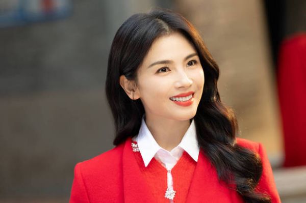 刘涛笑容明媚,亲和力满满。