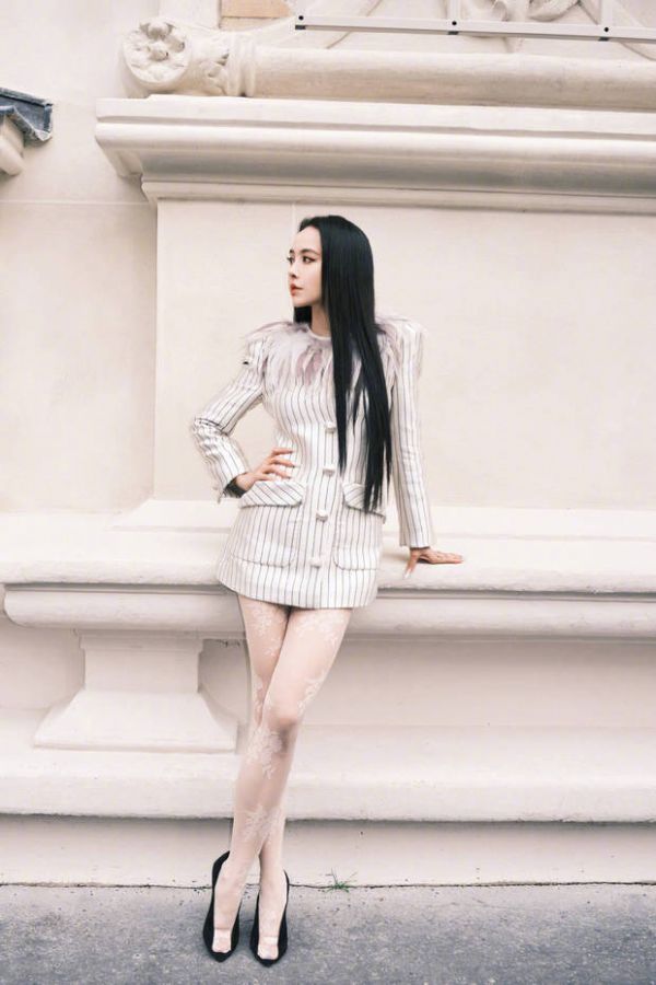 搜狐娱乐讯 近日,蔡依林亮相时尚活动,羽毛领条纹裙装搭配垂顺长发,气质清冷灵动。