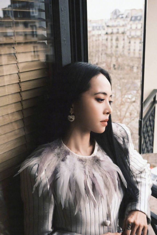 蔡依林窗边静坐,气质温婉。