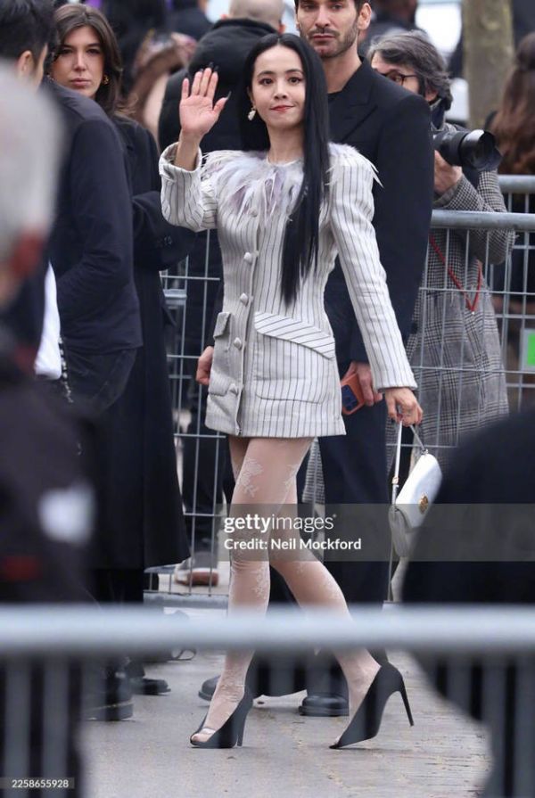 蔡依林挥手致意,笑容柔和。