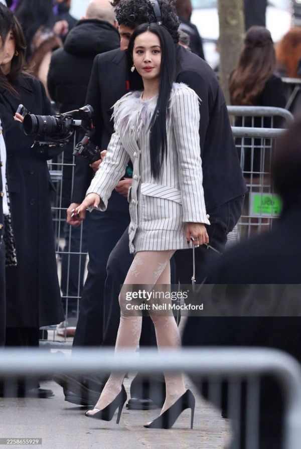 蔡依林现身街头,迈步前行。