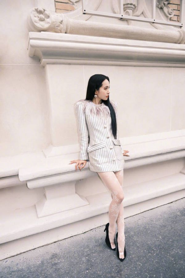 蔡依林侧身倚墙,姿态松弛。