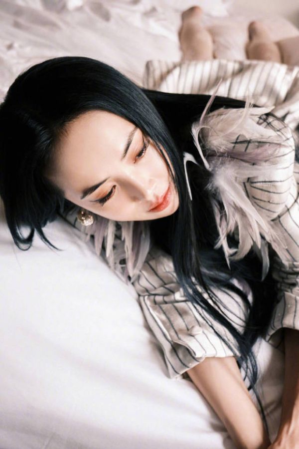 蔡依林卧床休憩,神态慵懒。